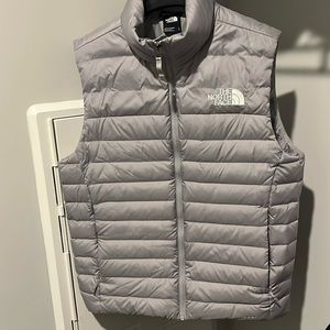 THE NORTH FACE Men's Down 550 Full Zip Vest. Size small.Gray